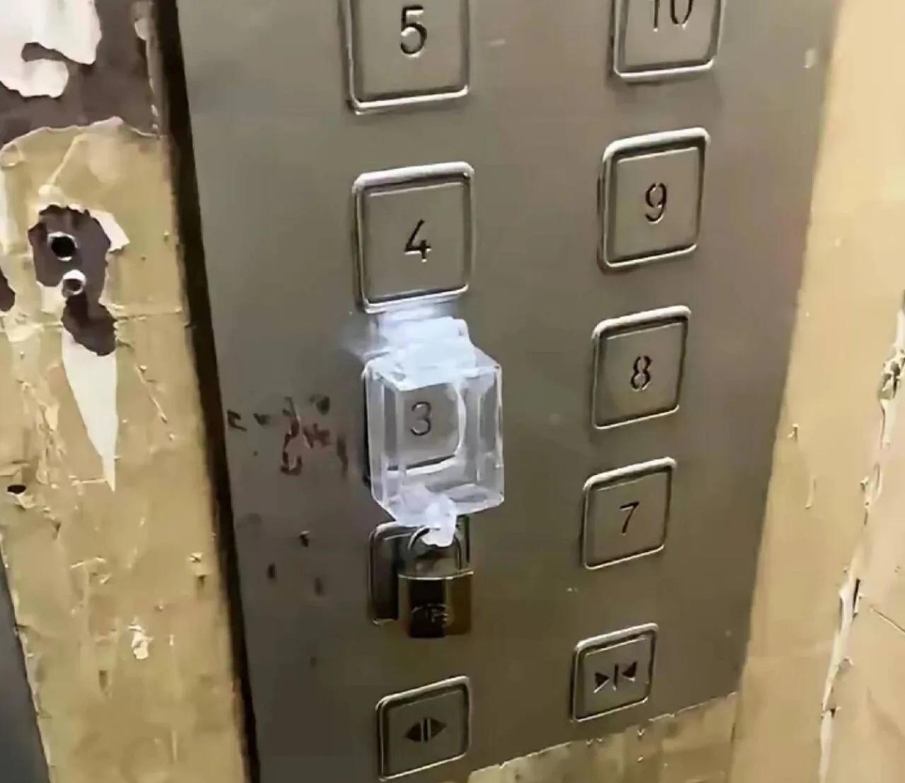 网友拍摄的照片，电梯按钮上装上锁，原因是三楼没有缴纳物业费，奇葩吧。一说物业，