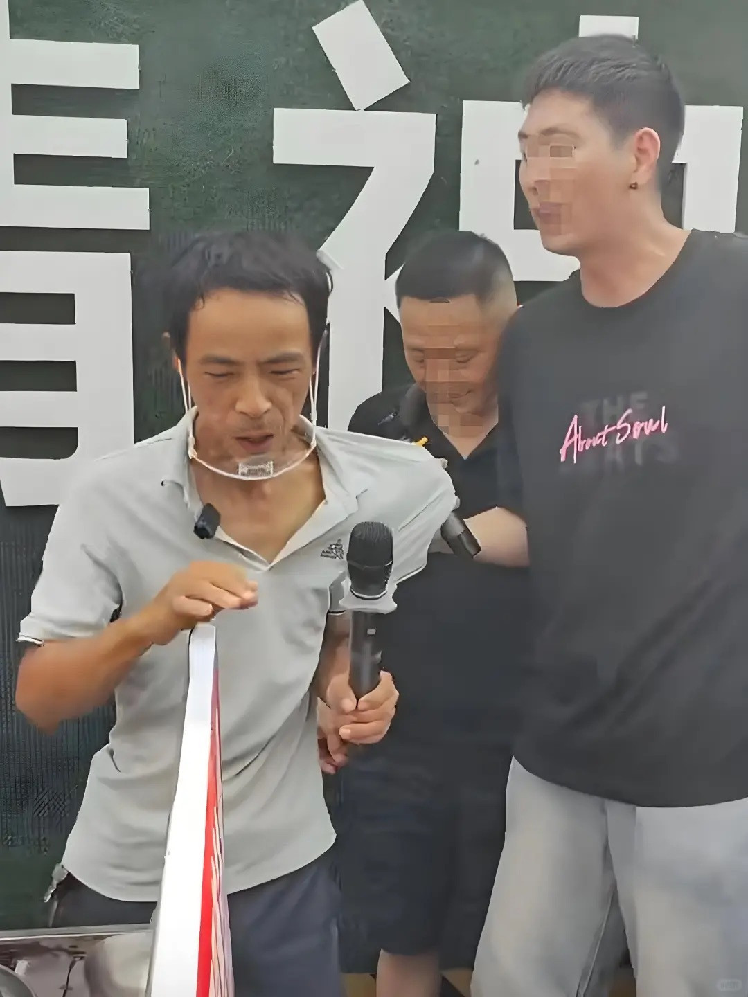 景德镇有在努力接住泼天流量2025年9月29日，江西景德镇网红“鸡排哥”李俊永在