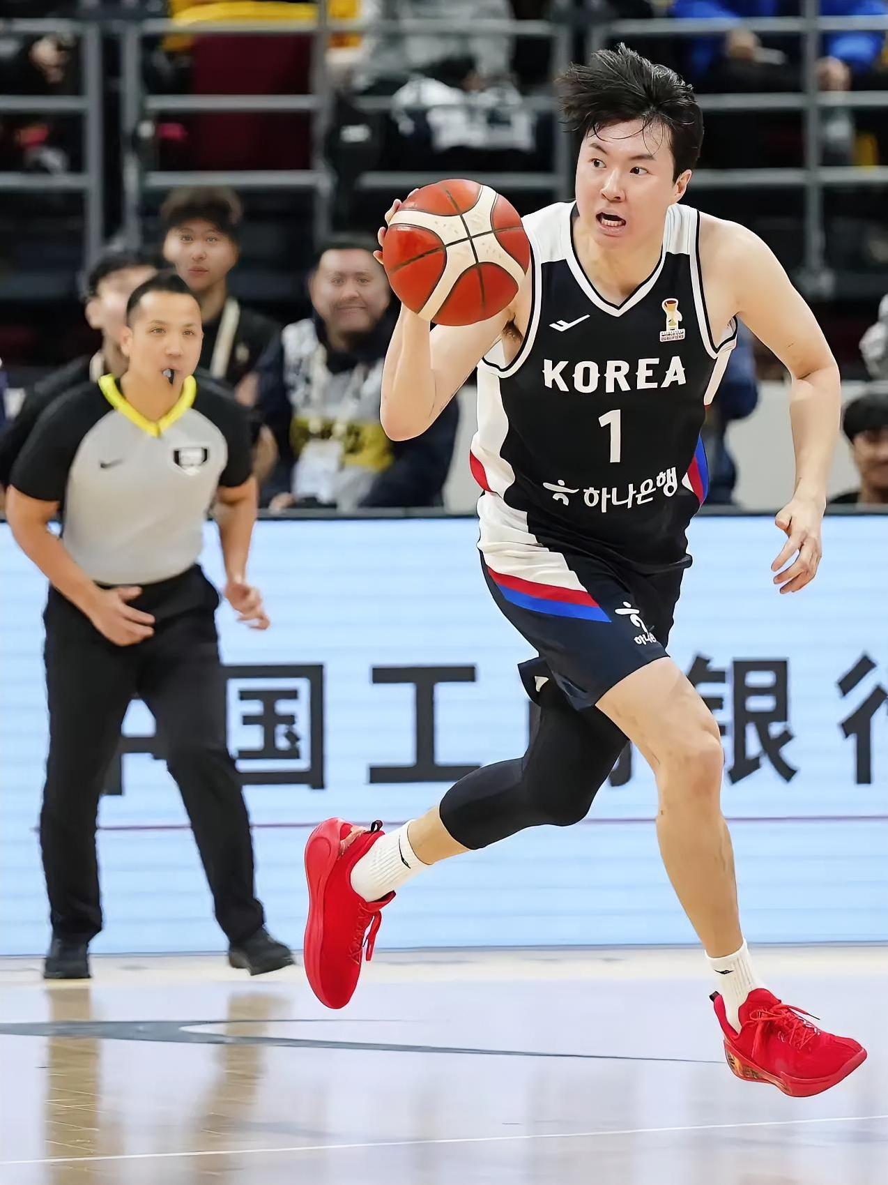 李贤重这样的“大心脏”球星，中国男篮绝迹已经有六、七年了，我们的人才“漏斗”是不