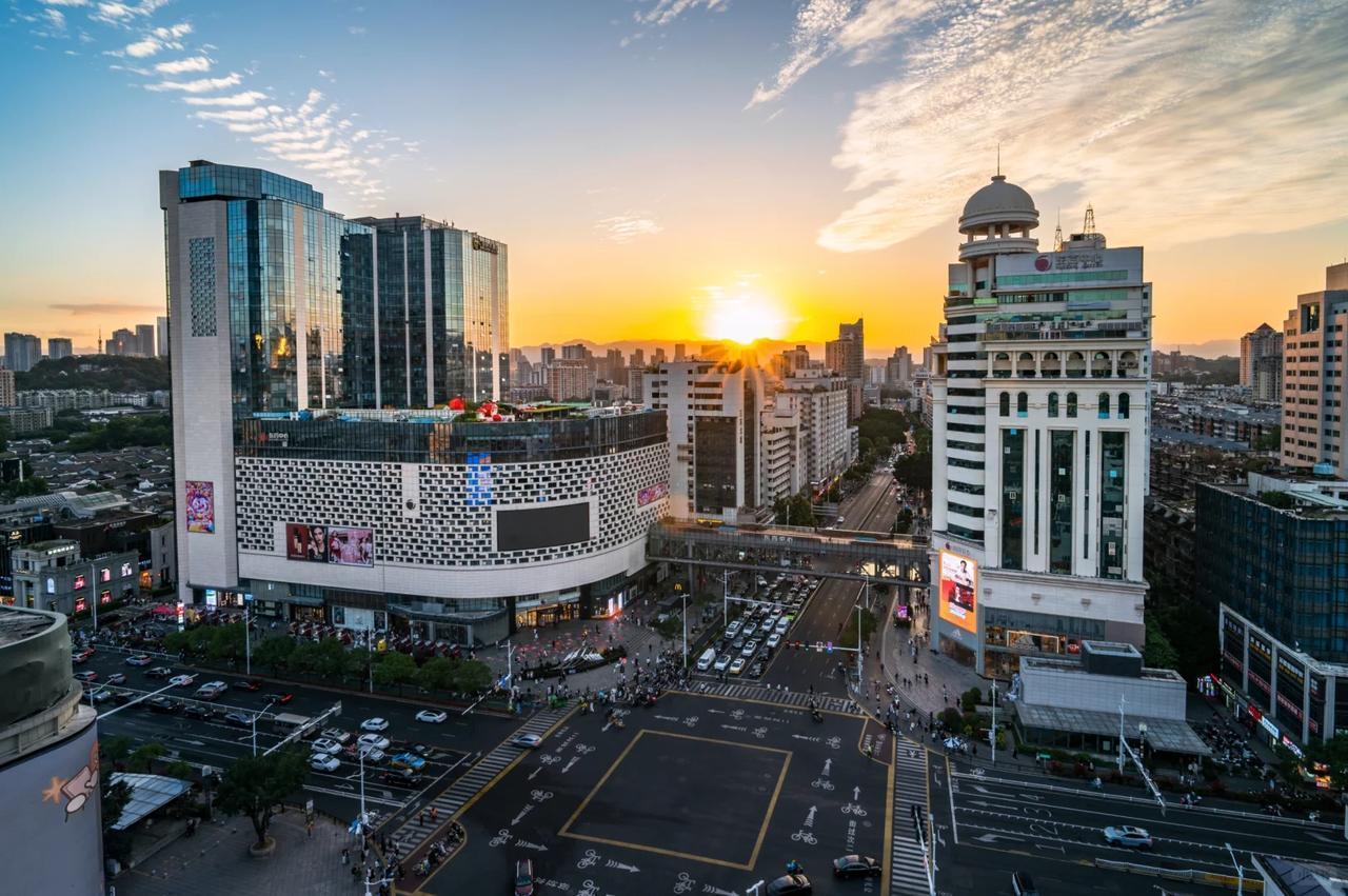福州商场春节客流数据出炉！东百依旧是“顶流”[狗头]福州东百中心：2月15日
