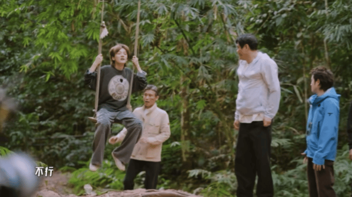 鹿晗荡秋千够对联，来回荡了两趟愣是没够着，下来委屈巴巴：“我腿太短了！”陈赫当场