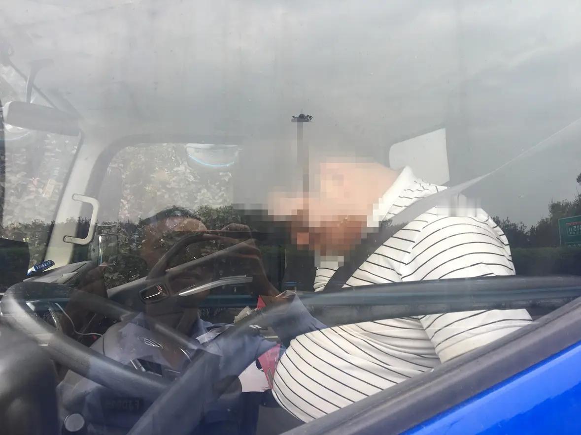 深夜高速堵车，司机在车里睡觉：这一幕，看哭无数打工人！凌晨三点的高速，车流