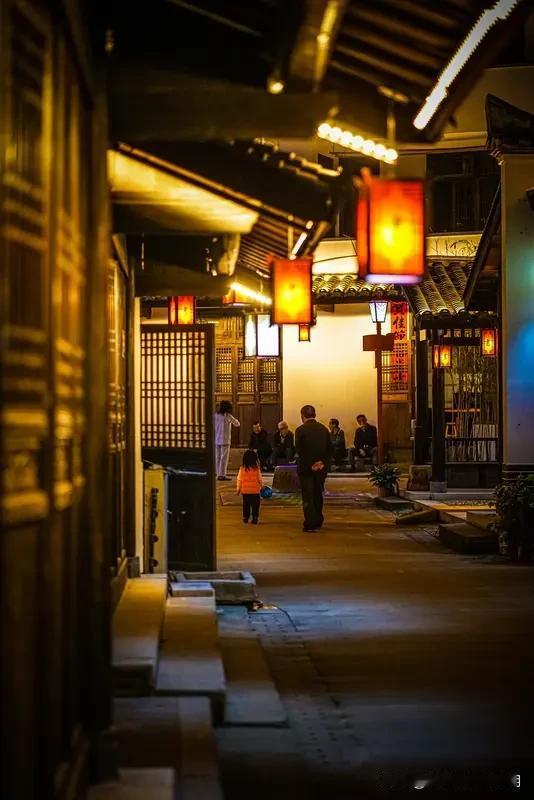 对联这玩意儿，真是中华文字独有的浪漫。就像“灯廊鱼影檐边缠古巷”这句上联，那意境