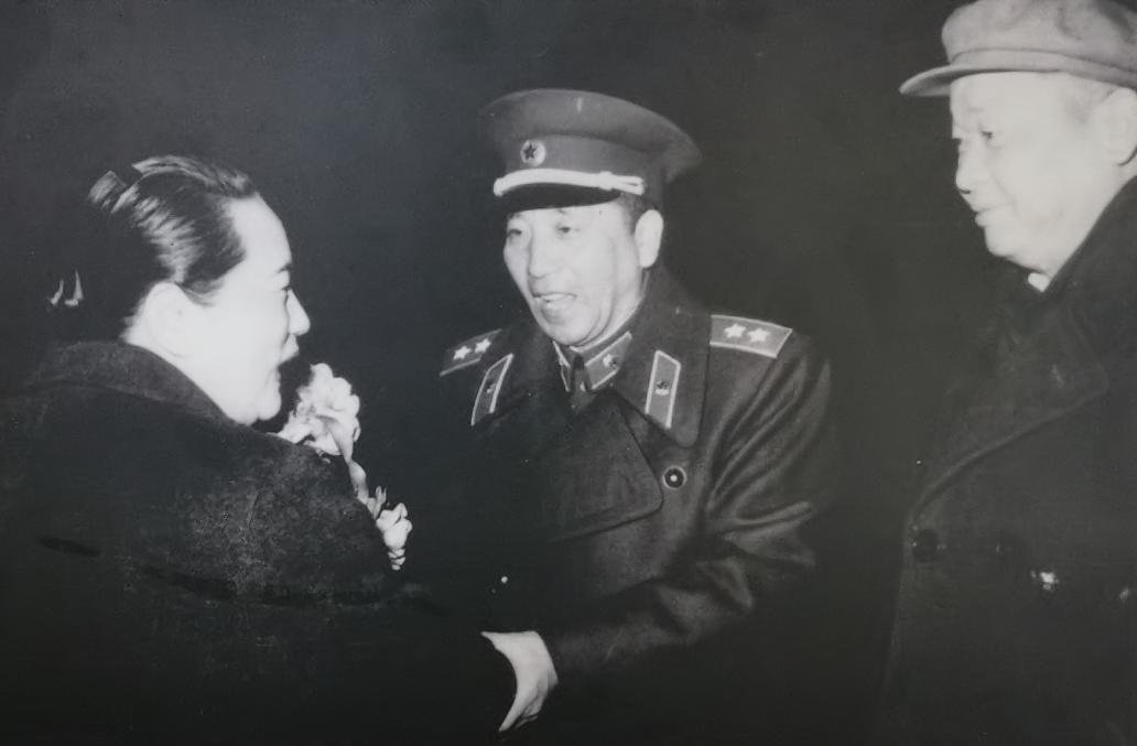 在昆明机场迎接宋庆龄副主席。中间那位将军是开国中将秦基伟，当时是昆明军区司令员。