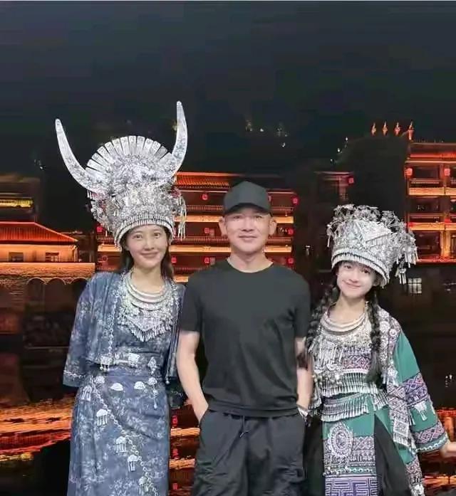 聂远的女儿颜值挺高呀完美结合了聂远和老婆秦子越高颜值带女儿老婆游家乡贵州，老