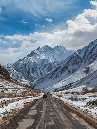 -雪山道路：一条蜿蜒的道路在雪山中延伸，四周是皑皑白雪，给人一种孤寂而壮阔的感