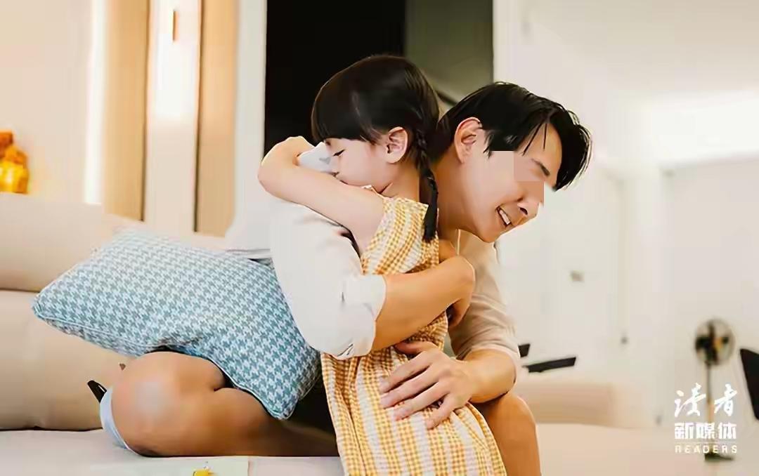 湖南，男子在小区溜娃时，邻居开玩笑的对女儿说：那不是你爸爸，别叫他爸爸。说者无心
