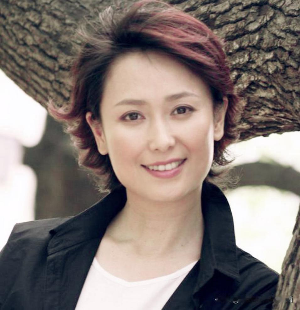 她好美啊，优雅高贵是自然流露出来的，别人是模仿不来的，可以说她是90年代最有气质