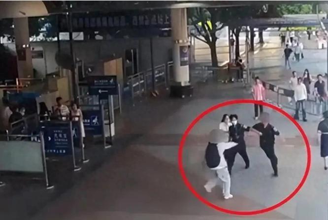 “又是互殴！”广西南宁，浙江一高校教师错过高铁，欲改乘出租时走错出站口，遭安检员