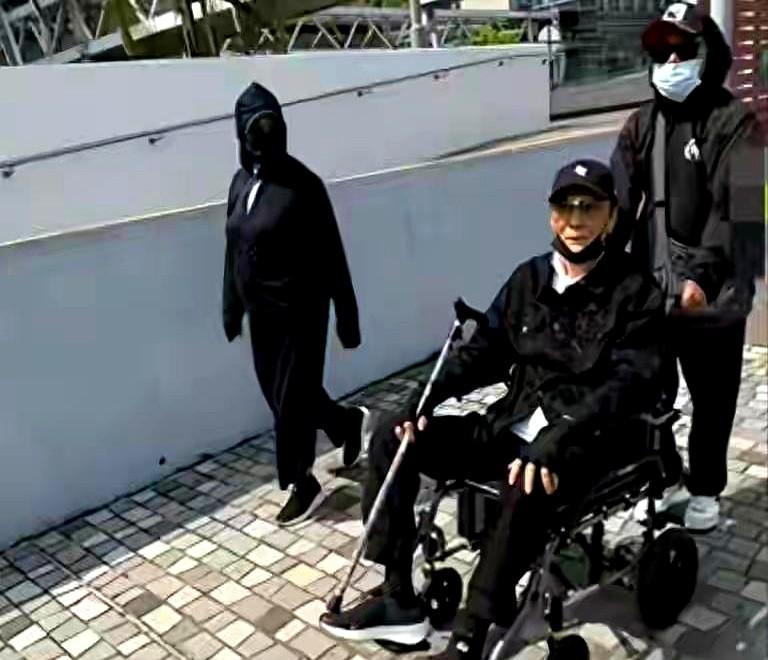 89岁谢贤坐轮椅晒太阳，风流四哥也需要人照顾了。最近港媒拍到他，一身全黑皮衣