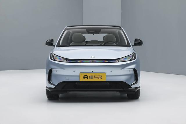 8月31日，极狐贝塔T1新增版本（550km续航版）上市了，新版本定义为高配长续