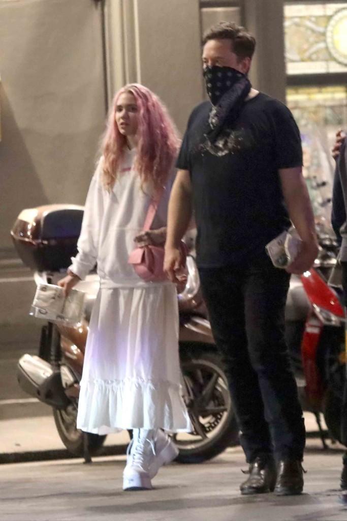 马斯克有时打扮挺有个性的，比如图一的他。他的前女友打扮个性的也有那么几个，图一图