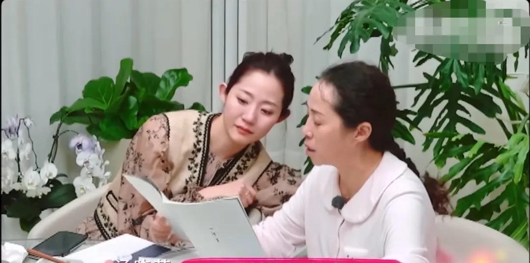 万千惠妈妈哭着对万千惠道歉………万千惠虽然是独生子女，但是她妈妈从小就对她相当