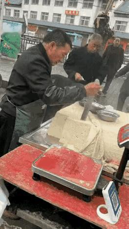 这大豆腐做的也太厚了，比我们东北的大豆腐可厚多了，看着热乎乎的，吃着味道一定不错