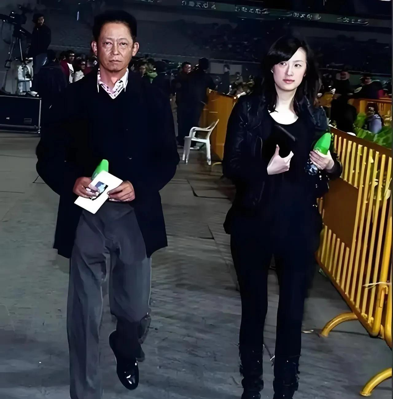 王志文的老婆陈坚红好美哟，高挑个子，不愧是模特、演员出身，长得白嫩白嫩的，真正称
