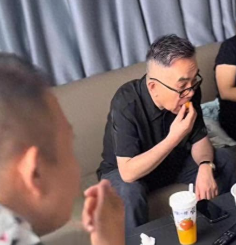 一场葬礼撕开杨家“孝道”遮羞布：老三被骂进医院，杨议探病却忙着炫水果！相声泰
