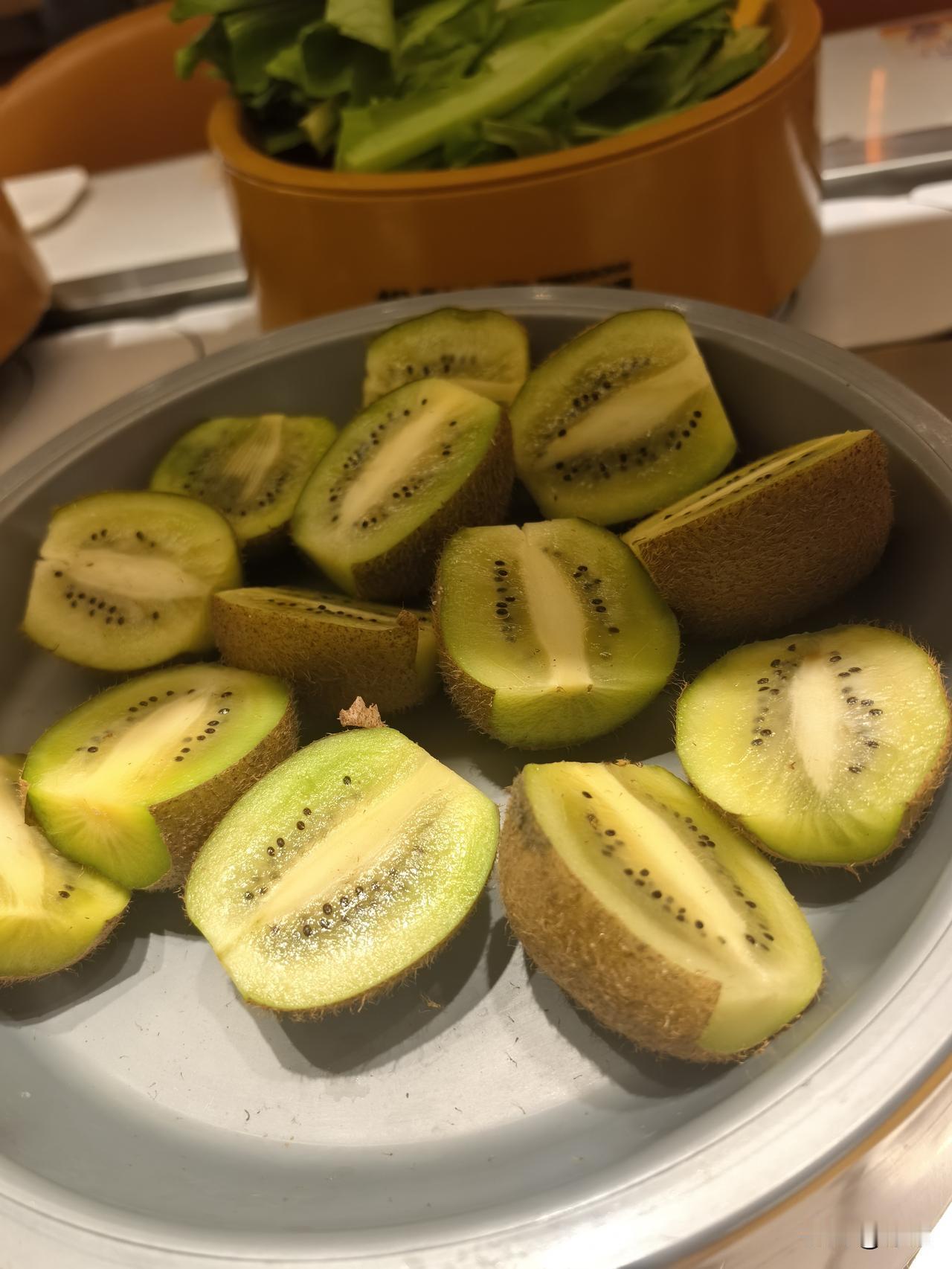 今天午饭，旋转小火锅。最近旋转小火锅好像很火，几乎每家商场甚至超市都会有，人也