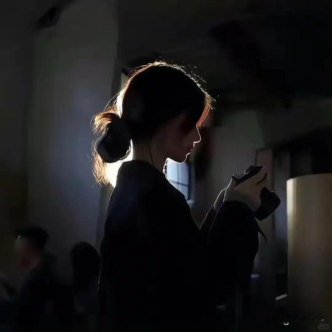 保护自己的最好方式就是：从不高估自己在别人心里的位置。当你对任何事情都不期待