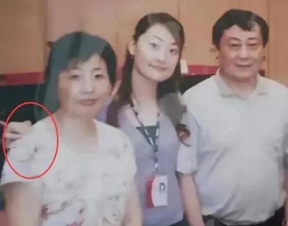 宗馥莉这闺女是真给力啊！最近她在海外的资产被扒出来了，还特意在香港给老妈施幼珍买