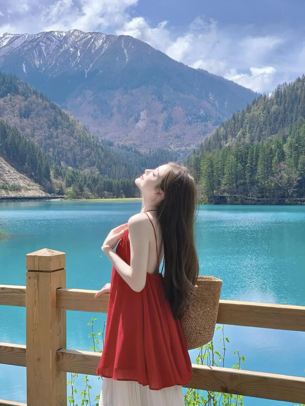 在碧蓝湖畔