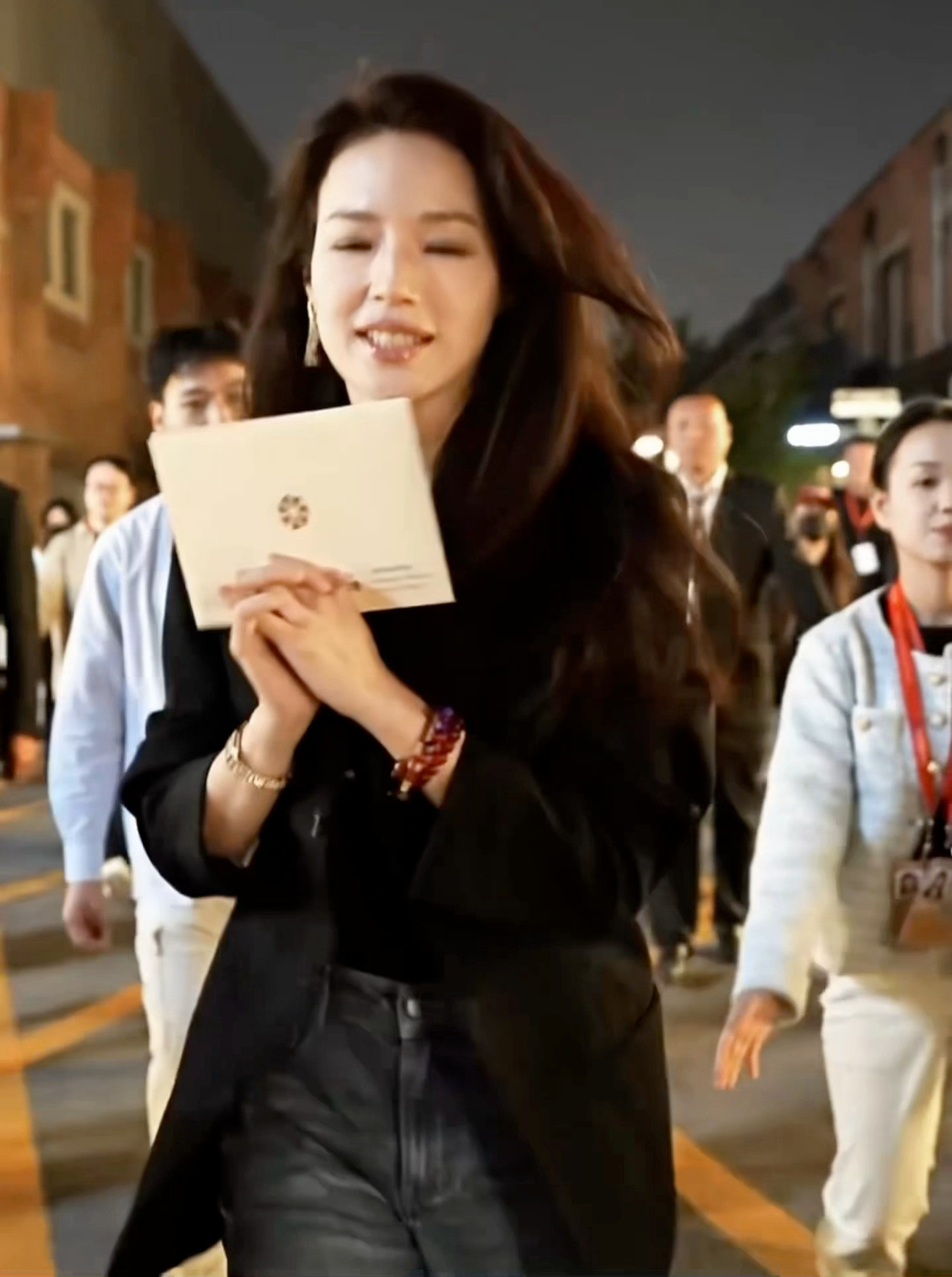 出席北京市场项目创投荣誉盛典青年影人之夜活动的舒淇，身着BOTTEGAVENE