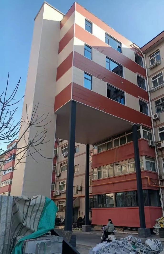 我家隔壁邻居陈叔，60多岁，这两年忽然老了很多。以前他不是这样的。我小时候，