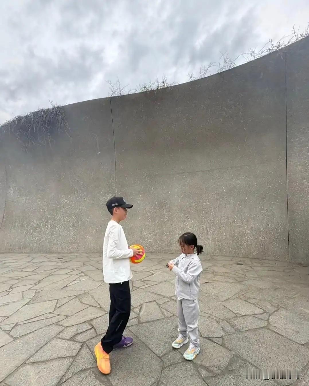 陈小春与妻儿团聚庆中秋，晒两儿子游玩照，Jasper长好高了！[呲牙笑][呲牙笑]