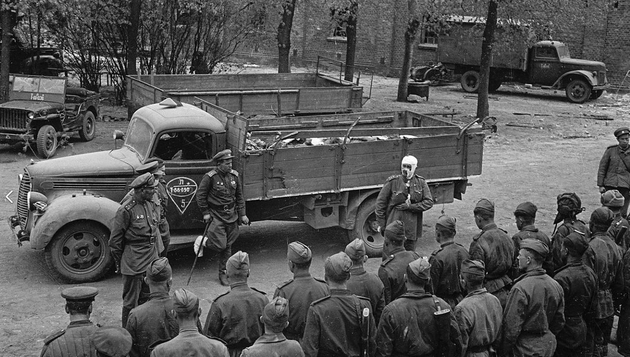 【二战老照片】1945年4月，东德某地，一名受伤的苏军指挥官，组织士兵列队，向牺