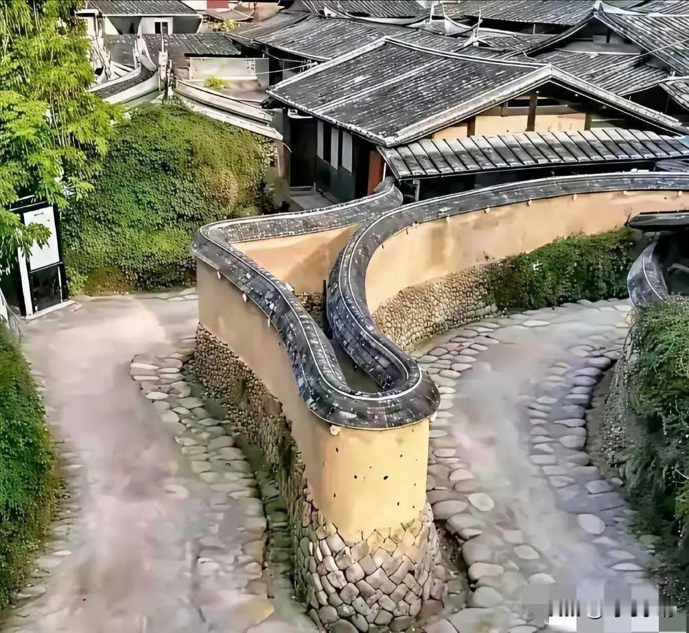 高手啊，原本不佳的风水竟被这道回弯墙盘活了。懂风水学的朋友来说说，要是不砌这道