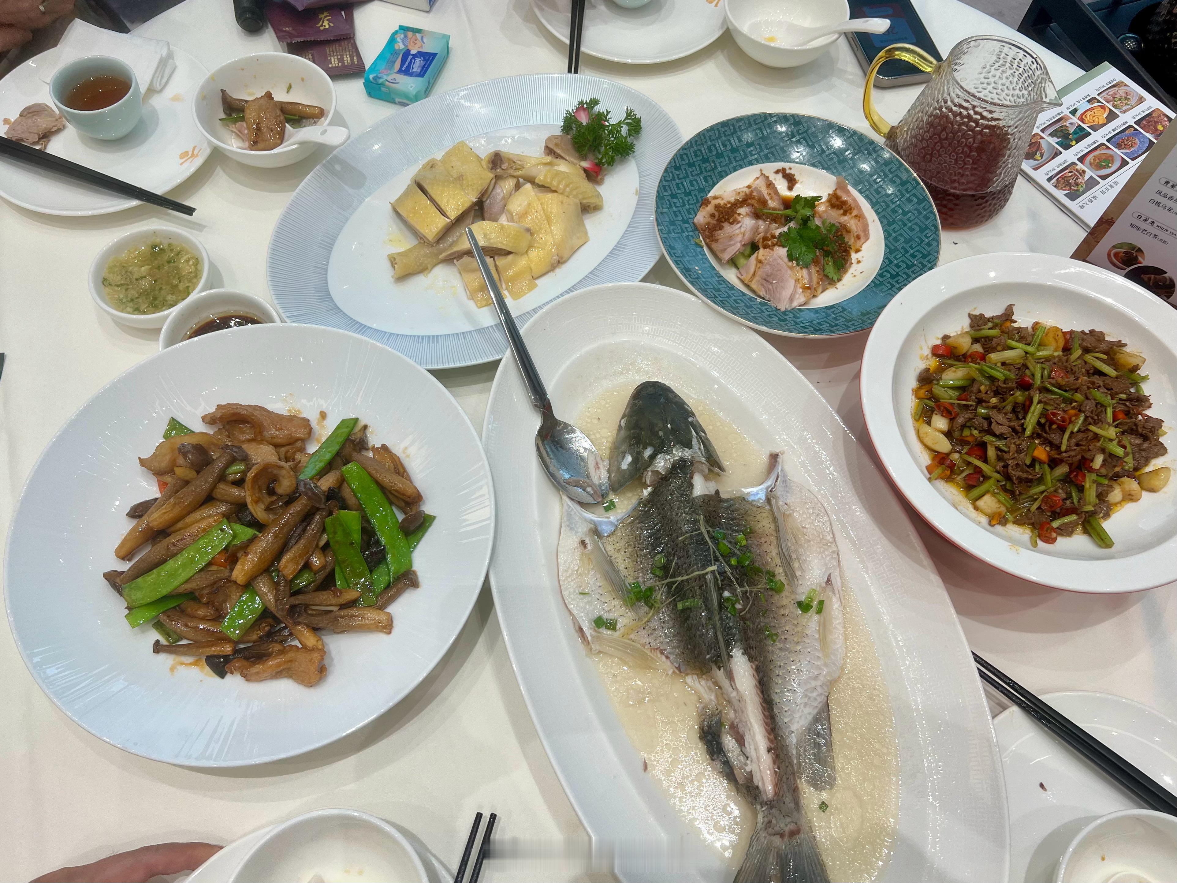 一家四口外出就餐，选了这家园林餐厅，点六菜一主食，吃得心满意足2026年5月24