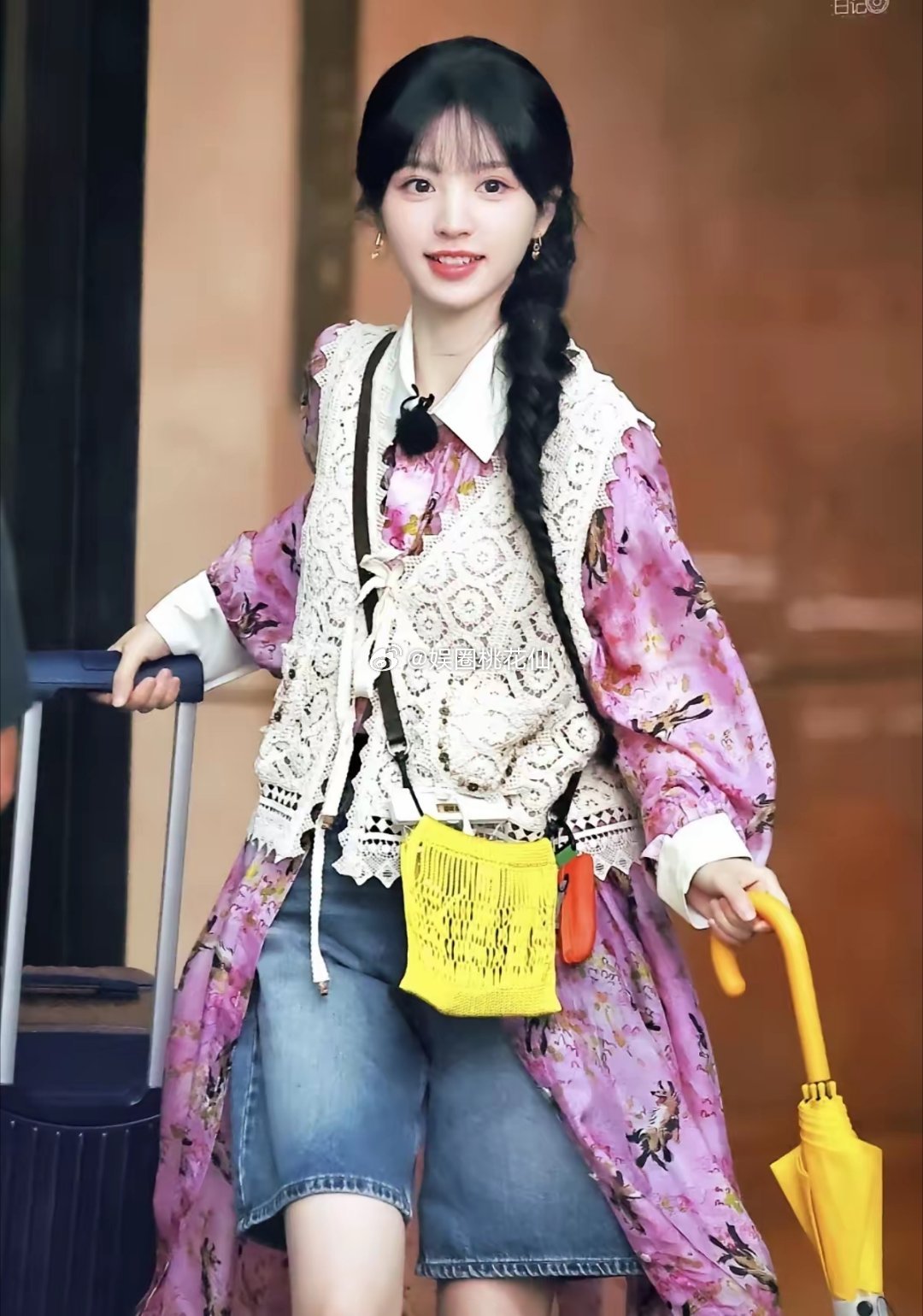 田曦薇春日甜妹感拉满！粉色碎花衬衫叠穿蕾丝马甲，牛仔中裤配麻花辫，橙伞小黄网兜，