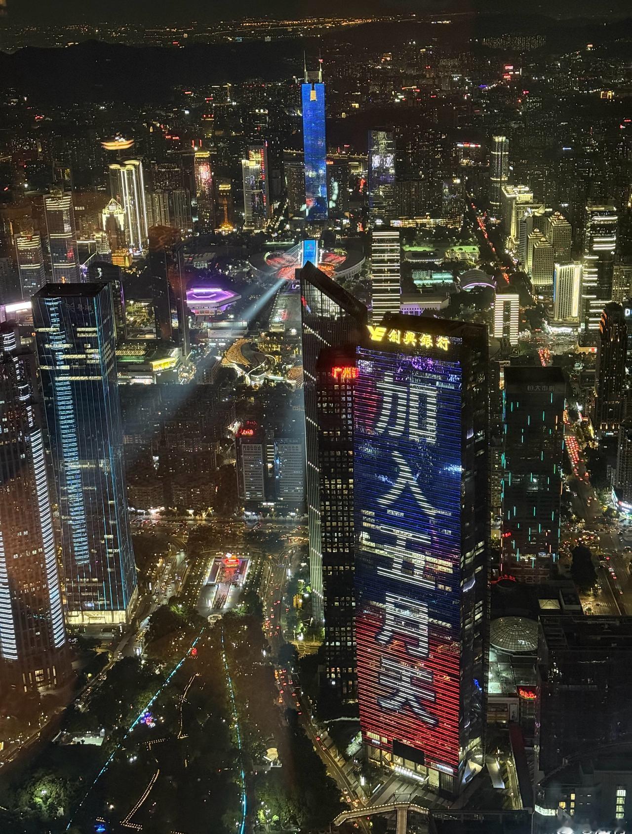 我带朋友来喝酒。对面的大楼让我加入五月天。不了不了，我老婆已经加入了16年。