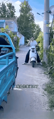 可怜的老妹儿，脚被压了还白挨一棍子