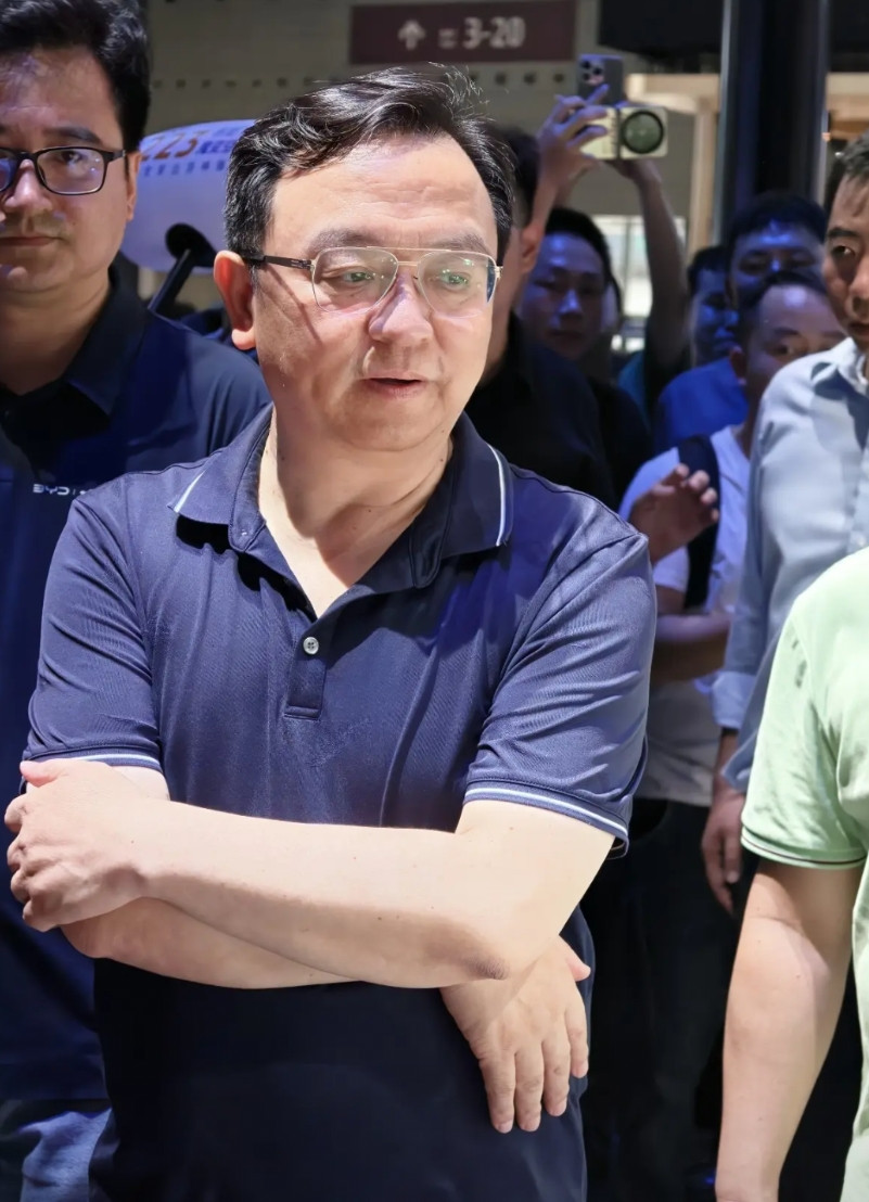 王传福放话了：比亚迪在搞高端化的路上，已经摸清了自己的毛病在哪儿！说白了就是消费