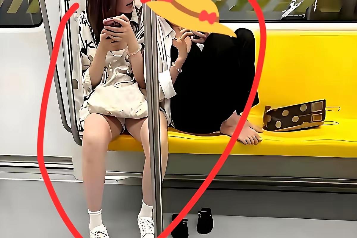 地铁上的坐姿今天坐地铁遇到一件特别恶心的事，差点没把我呕吐了！本来地铁上人就很