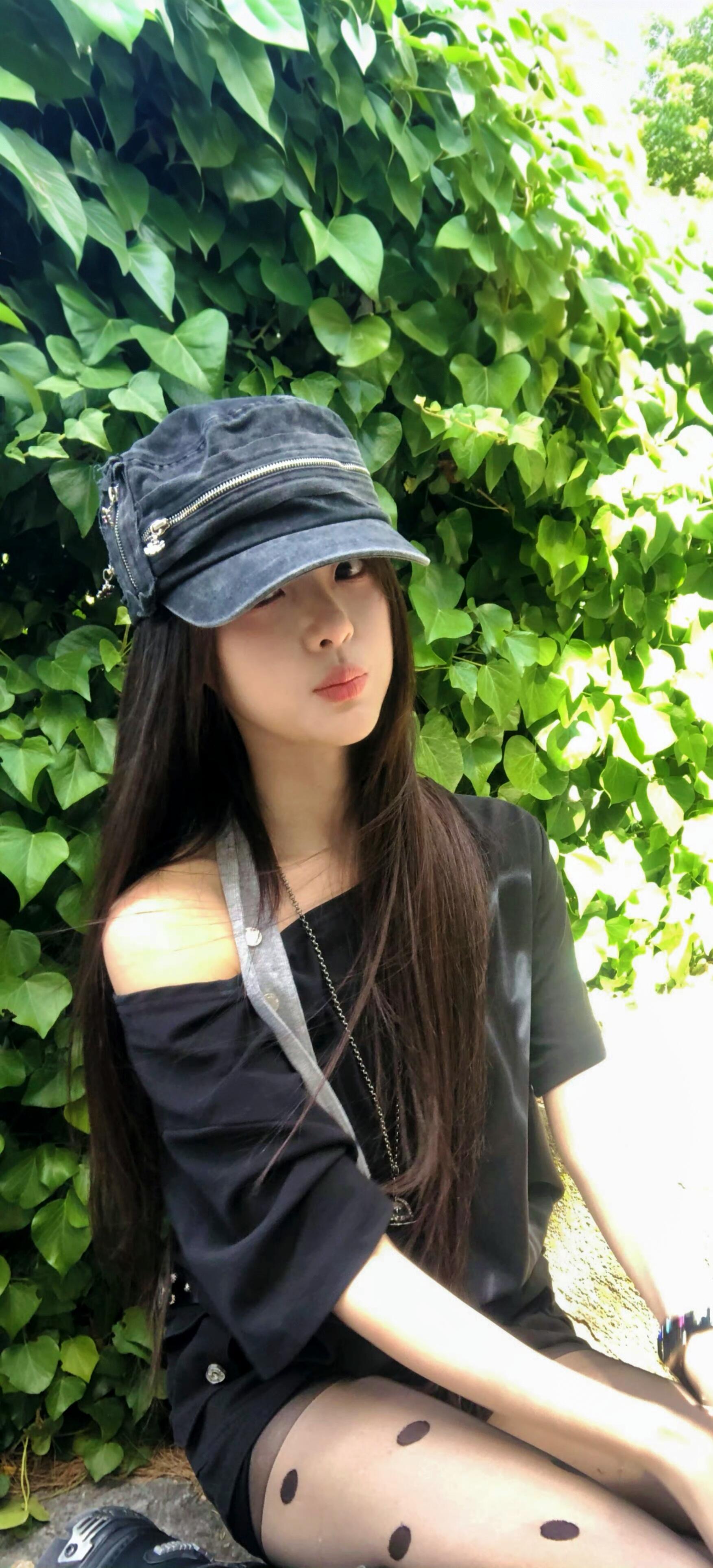 杨超越/壁纸分享每次主动给你发信息都是冒险,堵上了一天心情的好坏.
