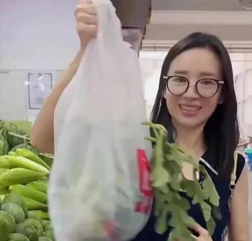 董洁出门买菜，网友:只要不化妆没人认出你，就不会影响你出行。