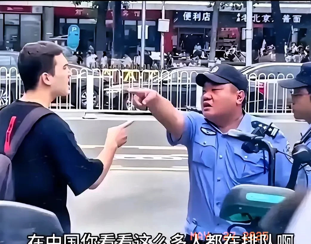 外国人插队，警察说得守规矩---