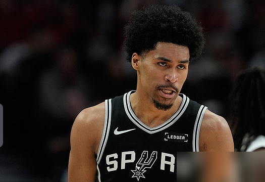 整个赛季都在给状元当背景板，季后赛，马刺这个榜眼直接掀了桌子。你还...