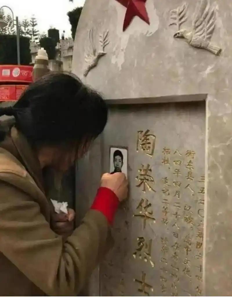 1984年，23岁战士新婚20天牺牲，22岁妻子怀有身孕拒绝改嫁。她一个人养大儿