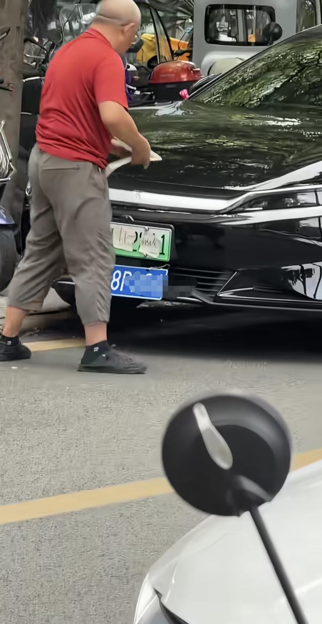 故意遮挡车牌，一次性扣9分，套牌扣12分，没按规定装车牌，扣3分。大爷，你这12