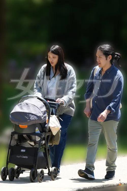 才看到日本前公主真子跟“大头老公”小室圭在纽约秘密生娃了‼️两人被拍到推着婴儿车