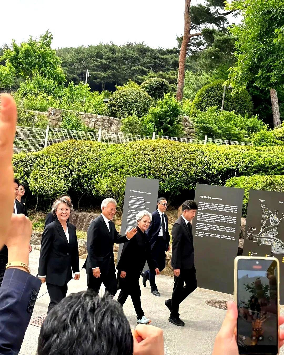 文在寅和李在明在卢武铉纪念活动上没碰面---