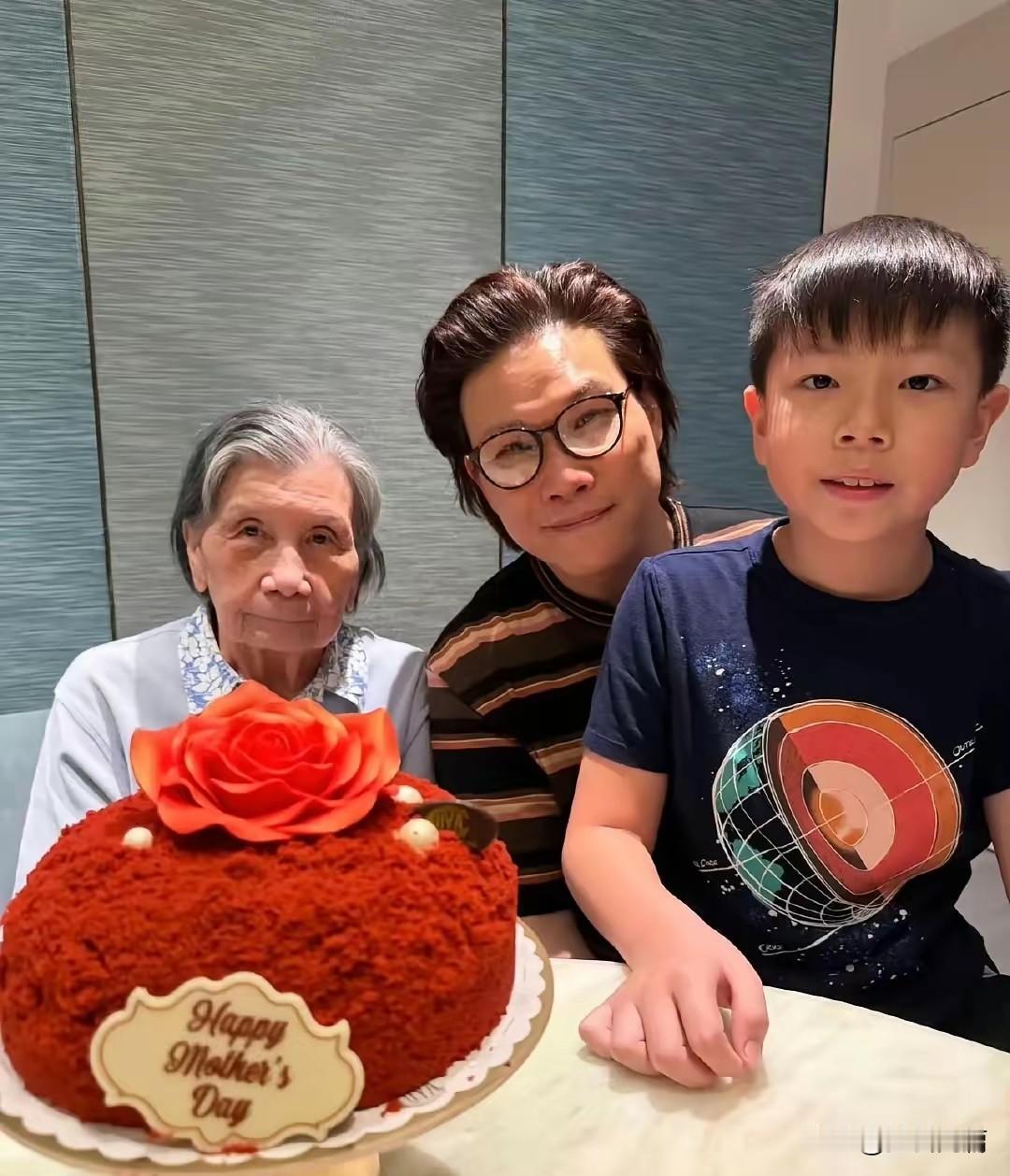 苏永康的妈妈已经91岁了，但是精神矍铄，祖孙三代过寿的照片真的令人羡慕。父亲