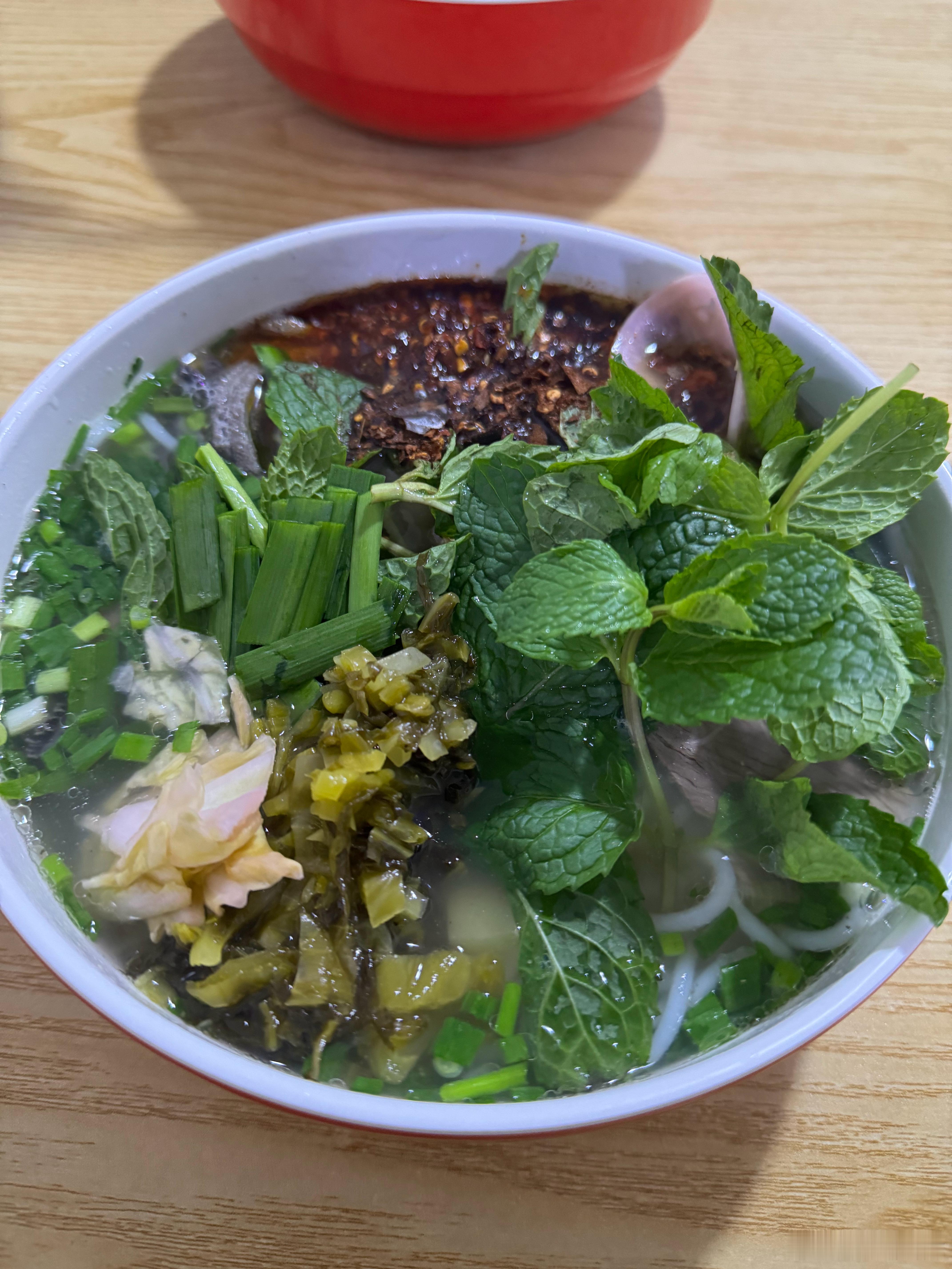 攀枝花羊肉米线，单独加了羊杂一共25元，感觉每一口都有肉，薄荷在里面太权威了四川