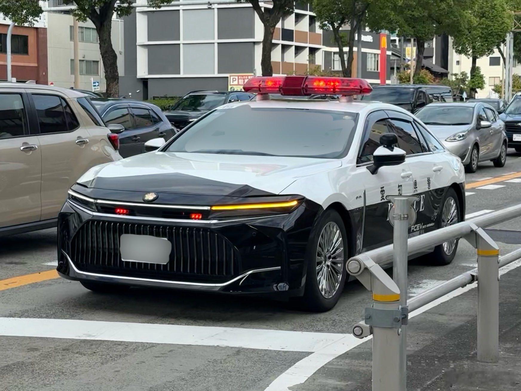 型车街拍爱知县警的皇冠Sedan氢燃料电池版，完美解决了传统新能源的两