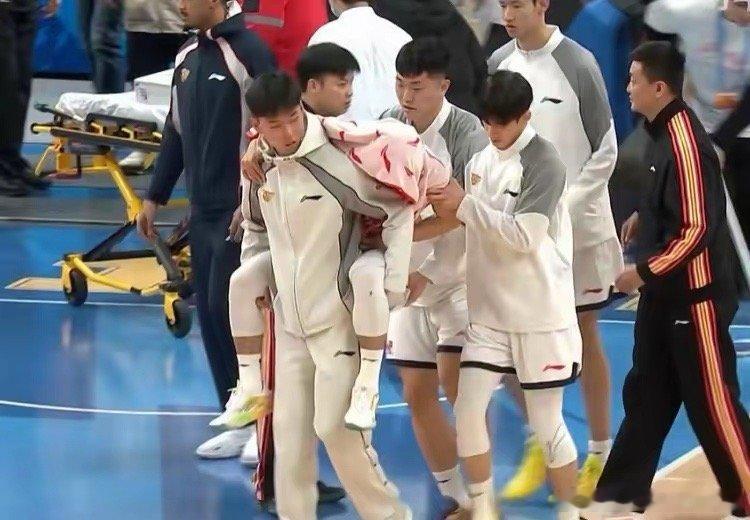 徐杰被周琦撞伤，被队友背着出场，期间出现了冷漠的一幕，怪不得被黑。都是曾经的队友