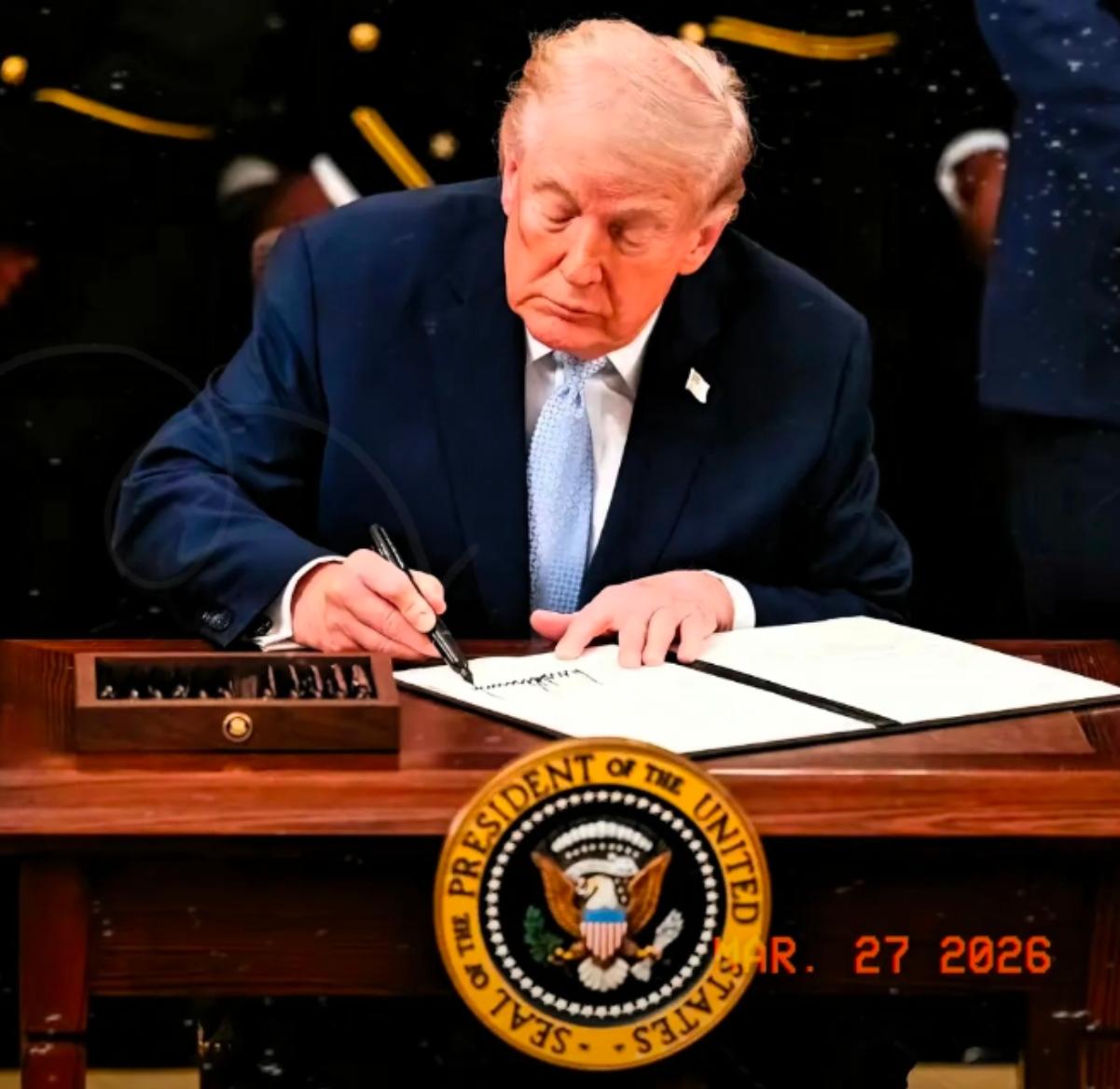 老家伙在美国也能搞成个人崇拜？川普再干两年，会将自由女神换成他的雕像！家人们