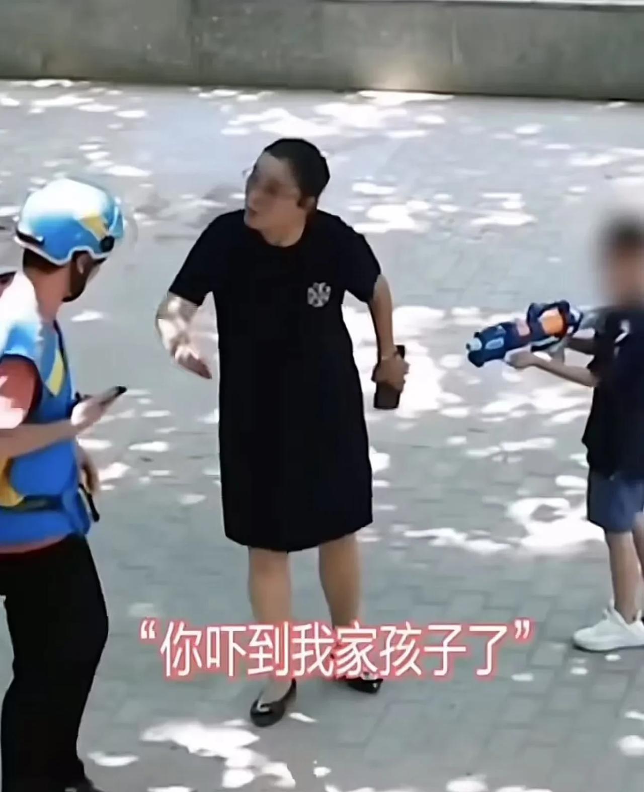 “熊孩子的背后果然有一个家长！”熊孩子拿水滋外卖小哥，小哥大喊：“谁家的孩子啊，