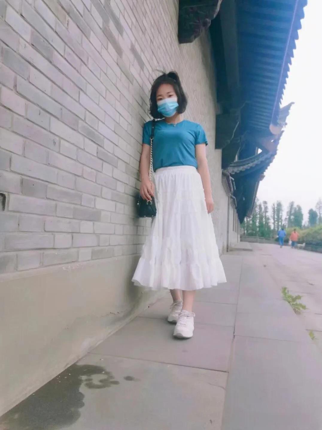 今天心情低落，什么都不想做，也不想动，不想出去，下班后就这么在沙发上呆坐着，一个